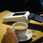 Ein Handy in der Hand mit der ID Austria