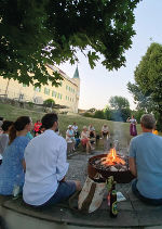 Lagerfeuer auf der Südseite des BH Schloss st. Martin