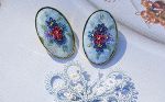 Zwei Broschen mit Blumenmotiven