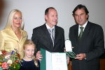 Karl Pojer mit Gattin und Tochter Vanessa erhält die Auszeichnung von LH Voves