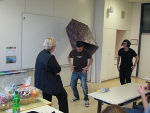 Randy entsteigt dem Paket 
