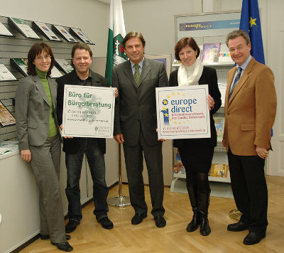 Das Team des Info-Centers bei der Eröffnung mit Landeshauptmann Mag. Franz Voves: Bürgerberatungs-Ansprechpartner Gerhard Rakovic (2.v.l.) und "europe direct" Leiterin Dr. Heidi Zikulnig (2.v.r) mit den Fachabteilungsleitern Mag. Elisabeth Freiberger (Organisation) und Mag. Ludwig Rader (Europa und Außenbeziehungen) Das Team des Info-Centers bei der Eröffnung mit Landeshauptmann Mag. Franz Voves: Bürgerberatungs-Ansprechpartner Gerhard Rakovic (2.v.l.) und "europe direct" Leiterin Dr. Heidi Zikulnig (2.v.r) mit den Fachabteilungsleitern Mag. Elisabeth Freiberger (Organisation) und Mag. Ludwig Rader (Europa und Außenbeziehungen)
