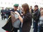 Katharina probiert die Jacke 