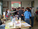 Nadine überreicht ein Handout Nadine überreicht ein Handout