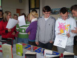 Schüler mit den Handouts Schüler mit den Handouts