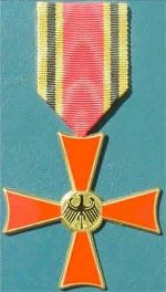 Ein weiterer Betrieb versucht auf dem Markt Fuß zu fassen. Dieser lässt das Verdienstkreuz 1 Klasse fertigen, dass als Muster zur Bebilderung des Herstellungsprozesses diente. Ob die Herstellung weiterer Stufen geplant ist, ist noch unklar. Die Stücke werden zur Zeit nicht an das Bundespräsidialamt geliefert, jedoch ist eine Lieferung an offizielle Vertriebsstellen geplant. Ein weiterer Betrieb versucht auf dem Markt Fuß zu fassen. Dieser lässt das Verdienstkreuz 1 Klasse fertigen, dass als Muster zur Bebilderung des Herstellungsprozesses diente. Ob die Herstellung weiterer Stufen geplant ist, ist noch unklar. Die Stücke werden zur Zeit nicht an das Bundespräsidialamt geliefert, jedoch ist eine Lieferung an offizielle Vertriebsstellen geplant.