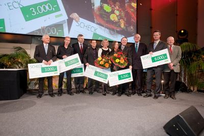 Preisträgerin, Preisträger und Laudatoren; von links nach rechts: Gernot Beer, Stefan Kiehas, Gerhard Stark, Andreas Martischnig, Landesrätin Kristina Edlinger-Ploder, Katharina Riederer, Siegfried Vössner, Reinhard Haberfellner, Gernot Plank und Karl Kunisch © Foto: Wiesner Preisträgerin, Preisträger und Laudatoren; von links nach rechts: Gernot Beer, Stefan Kiehas, Gerhard Stark, Andreas Martischnig, Landesrätin Kristina Edlinger-Ploder, Katharina Riederer, Siegfried Vössner, Reinhard Haberfellner, Gernot Plank und Karl Kunisch © Foto: Wiesner