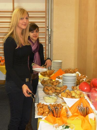 Schülerinnen am Buffet © FA6C