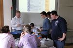 Herr Krölling kontrolliert die Ergebnisse Herr Krölling kontrolliert die Ergebnisse