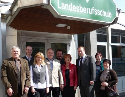 Vor dem Haupteingang der LBS Mitterdorf 