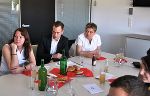 Die Kolleg/inn/en hören interessiert zu Die Kolleg/inn/en hören interessiert zu