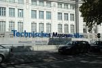 vor dem Techn. Museum © W. Joven vor dem Techn. Museum © W. Joven