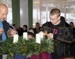 Der Adventkranz wird noch geschmückt 