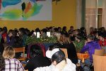 Der Kranz inmitten der Schüler/innen 