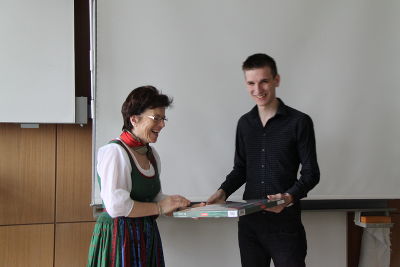 Patrick Schullatz bekommt von Frau SR Martha Hartweger ein Geschenk 