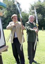LH Franz Voves und LH-Stv. Hermann Schützenhöfer testeten gleich selbst ihr Talent im Bogenschießen.
