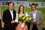 LH Voves mit zwei der 273 geehrten Athleten: Katrin Ofner und Lukas Klapfer (v.l.) © steiermark.at (Foto Melbinger); bei Quellenangabe honorarfrei