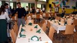 Während die Gäste die Schule und das Internat besichtigen, machen sich die Schüler im Speisesaal fleißig ans Werk