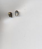 Verbindungstück des Dreickbandes mit dem Korpus (hier in zwei verschiedenen Ansichten). Verbindungstück des Dreickbandes mit dem Korpus (hier in zwei verschiedenen Ansichten).