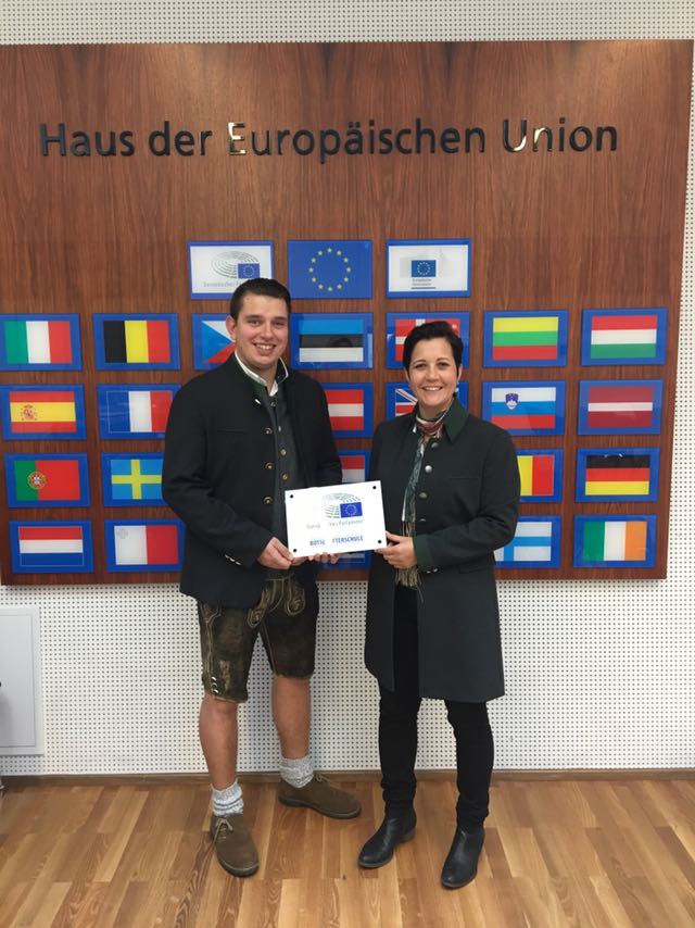 EU-Beauftragte Frau Mag. Renate Krainer und Schulsprecher Patrick Ammann