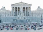 Bild der Aktion #Stillgelegt vor dem Parlament in Wien, wo Menschen auf dem Boden liegen. Bild der Aktion #Stillgelegt vor dem Parlament in Wien, wo Menschen auf dem Boden liegen.