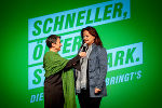 LR Claudia Holzer (r.) mit Moderatorin Elisabeth Oberzaucher. © Tom Lamm