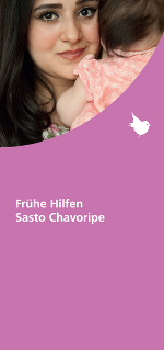 Mutter mit Kind im Arm; Malve färbiger Hintergrund mit einem kleinen weißen Vogel