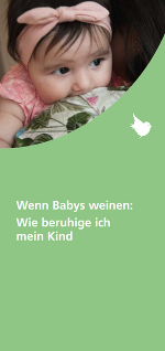 Eine Frau die Ihr Baby im Arm hält; das Baby hat eine rosa Schleife am Kopf und dunkles Haar; Grün färbiger Hintergrund mit einem kleinen weißen Vogel