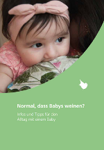 Eine Frau die Ihr Baby im Arm hält; das Baby hat eine rosa Schleife am Kopf und dunkles Haar; Grün färbiger Hintergrund mit einem kleinen weißen Vogel