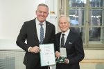 Ehrenzeichen des Landes Steiermark für Wissenschaft, Forschung und Kunst: Dieter Pochlatko (r.) und LH Mario Kunasek