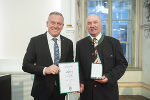 Großen Ehrenzeichen des Landes Steiermark: Josef Pilz und LH Mario Kunasek (l.)