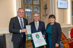 LH Mario Kunasek und LH-Stv. Manuela Khom überreichten Minister a. D. Michael Schmid das Große Goldene Ehrenzeichen des Landes Steiermark mit dem Stern.