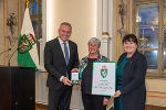 LH Kunasek und LH-Stv. Khom überreichten Elke Gruber das Ehrenzeichen des Landes Steiermark für Wissenschaft, Forschung und Kunst I. Klasse.