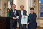LH Kunasek und LH-Stv. Khom überreichten Wolfgang Baumjohann das Ehrenzeichen des Landes Steiermark für Wissenschaft, Forschung und Kunst I. Klasse.