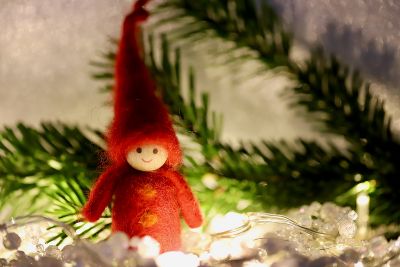 Ein Wichtel in weihnachtlich dekorierter Umgebung.