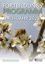 Bild zeigt Biene auf blühendem Apfelbaum. Im Hintergrund Grafik mit Aufschrift „Fortbildungsprogramm Frühjahr 2026“.