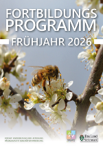 Bild eines Programms zur Fortbildung im Frühjahr 2026 mit einer Biene auf einer blühenden Pflanze.