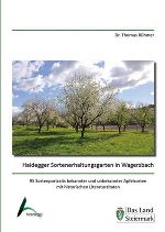 Blühender Obstgarten mit Bäumen im Frühling. Im Hintergrund Hügel und blauer Himmel.