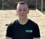 Portrait von einem jungen Mann im schwarzen Shirt