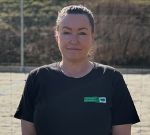 Portrait einer lächelnden Frau im schwarzen Shirt 