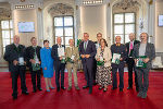 Landeshauptmann Mario Kunasek und Landeshauptmann-Stv. Manuela Khom gratulierten den mit dem Goldenen Ehrenzeichen des Landes Steiermark ausgezeichneten Persönlichkeiten in der Aula der Alten Universität.