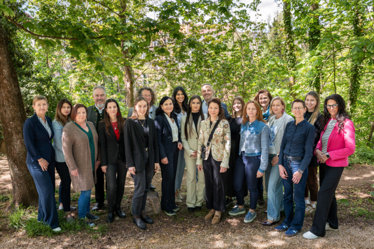 Gruppenfoto vom Referat Pflegeaufsicht im Grünen