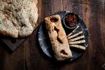 Ciabatta mit einer Auflage auf dem Teller
