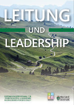 Bild von einer grünen Landschaft mit Weg und Schriftzug 'Leitung und Leadership'.