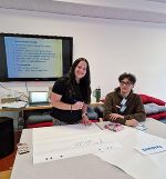 Schüler:innen gestalten Informationen zu ihren Ländern beim Planspiel Demokratie © LBS Mitterdorf