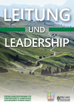 Weite Landschaft mit kurvenreicher Straße. Titel 'Leitung und Leadership' über dem Bild.