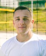 Portrait von einem jungen Mann im schwarzen Shirt