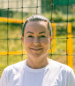 Portrait einer lächelnden Frau im schwarzen Shirt