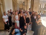 Die 3cIK im Grazer Landhaus – Gruppenfoto der teilnehmenden Schüler:innen und der Lehrperson © LBS Mitterdorf