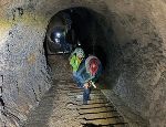 Menschen gehen durch den St. Martiner Stollen